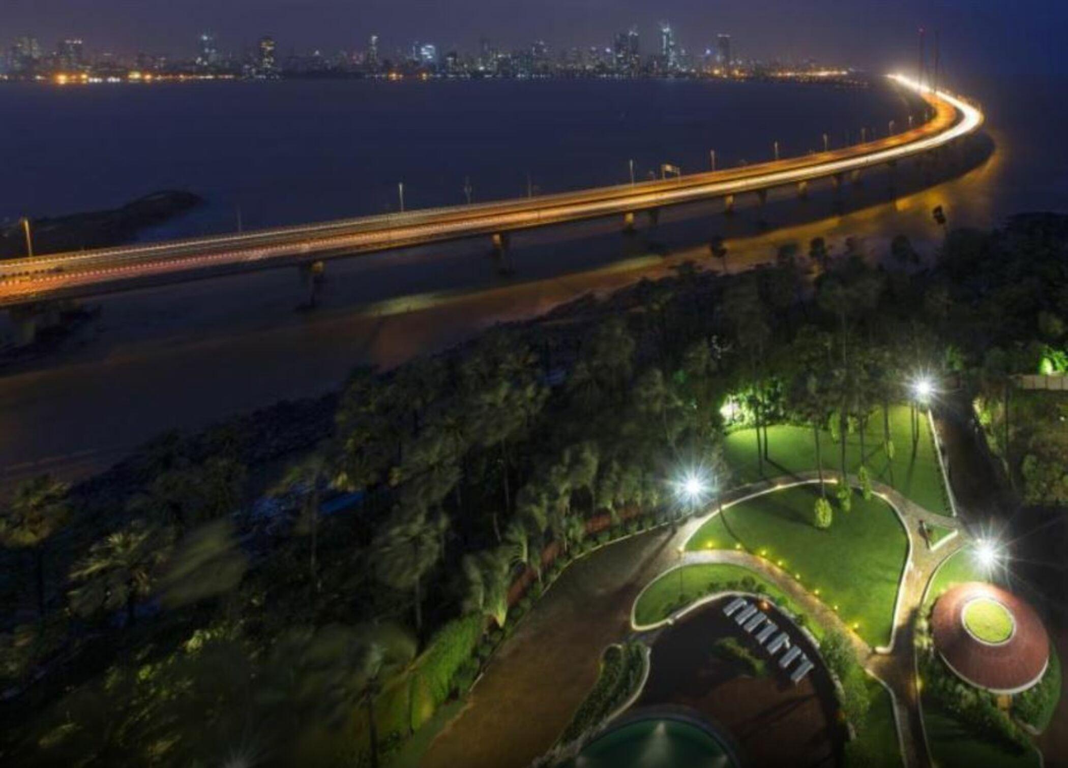 מלון מומביי Taj Lands End מראה חיצוני תמונה Aerial view of the bridge at night