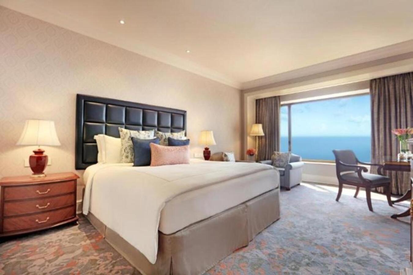 מלון מומביי Taj Lands End מראה חיצוני תמונה A bedroom at the Shangri-La Hotel, Kuala Lumpur