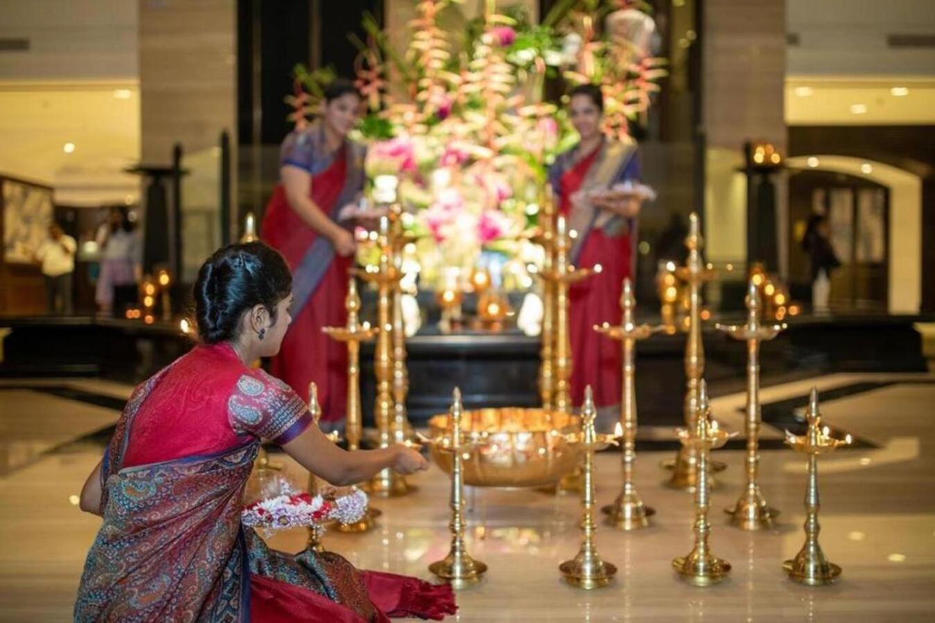 מלון מומביי Taj Lands End מראה חיצוני תמונה Aarti at the Taj Mahal Palace, Mumbai