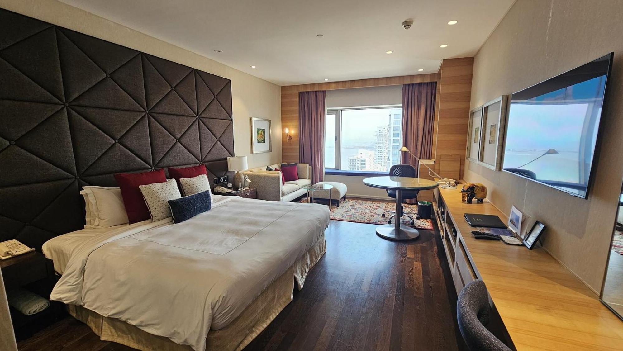 מלון מומביי Taj Lands End מראה חיצוני תמונה A room at the hotel