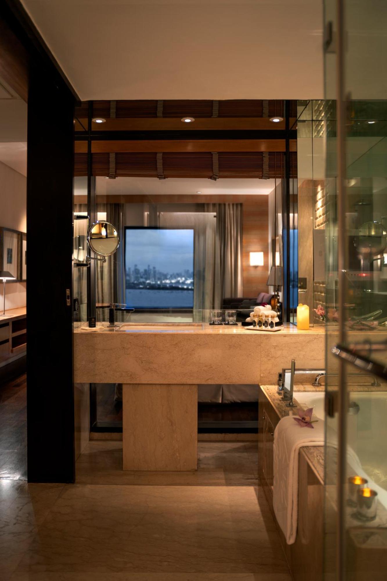 מלון מומביי Taj Lands End מראה חיצוני תמונה A bathroom at the Mandarin Oriental, Hong Kong