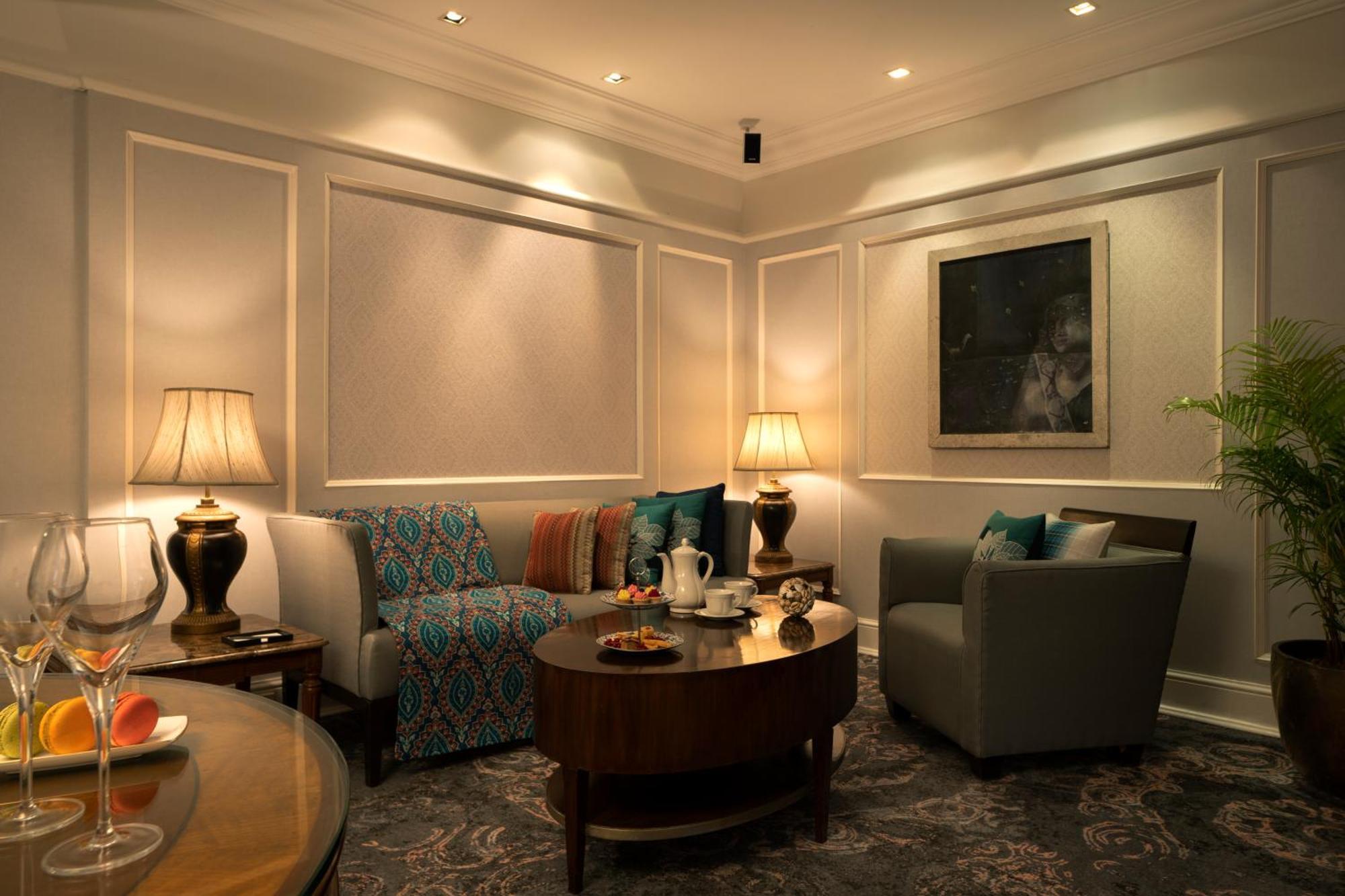 מלון מומביי Taj Lands End מראה חיצוני תמונה A living room with indirect lighting
