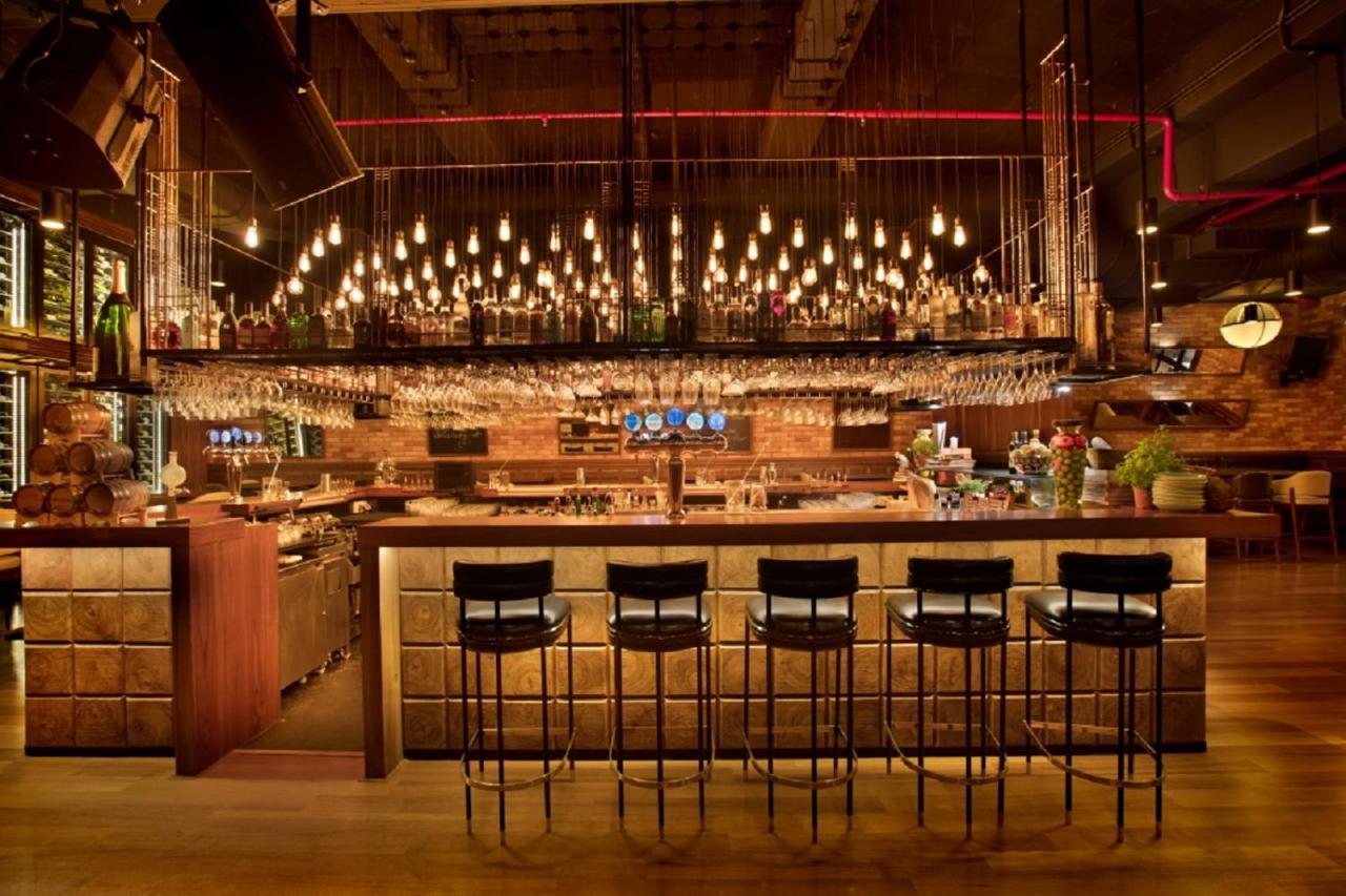 מלון מומביי Taj Lands End מראה חיצוני תמונה The bar at the restaurant